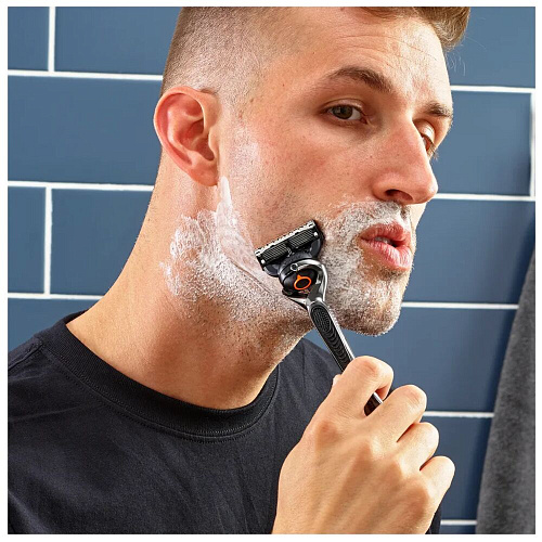 Gillette Подарочный набор (Gillette Станок Proglide Flexball с 1 сменной кассетой + Gillette Гель для бритья Fusion5 + Подставка)
