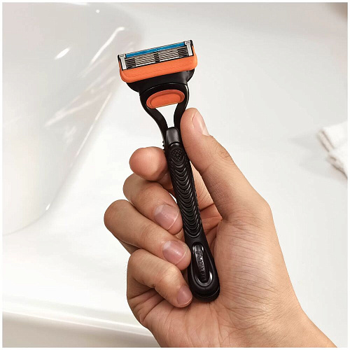 Gillette Подарочный набор (Gillette Станок Fusion5 с 3 сменными кассетами + Gillette Fusion Гель для бритья, 200 мл. + Станция для бритвы и кассет)