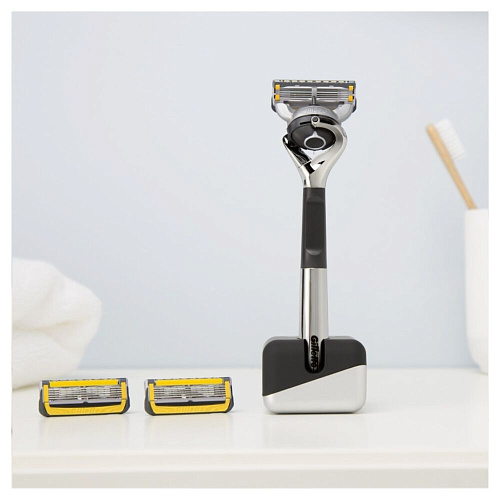 Gillette Подарочный набор Limited Edition (Gillette Станок Proshield Chrome с 3 сменными кассетами + Подставка)